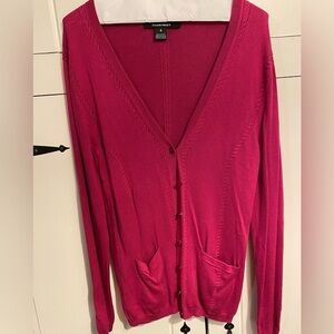 Ellen Tracy magenta button down cardigan w/ pockets. Nice details. Size Small.